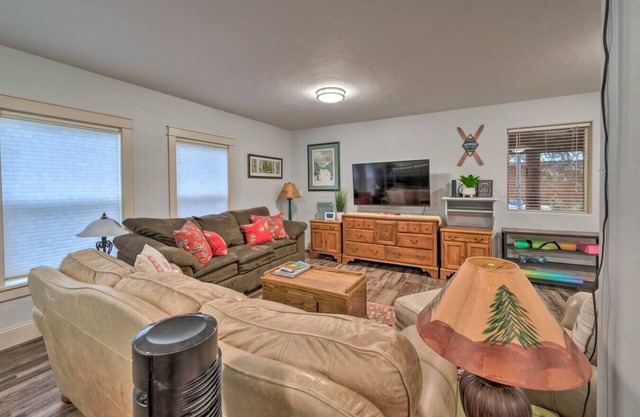 McCall's Cabin w/ AC, Firepit, Hot Tub & Kayaks