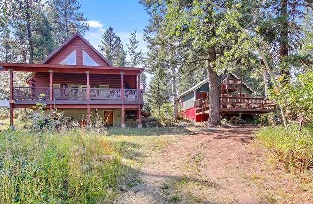 Mccall's Multiple Cabin Retreat for Larger Groups walk to Lake