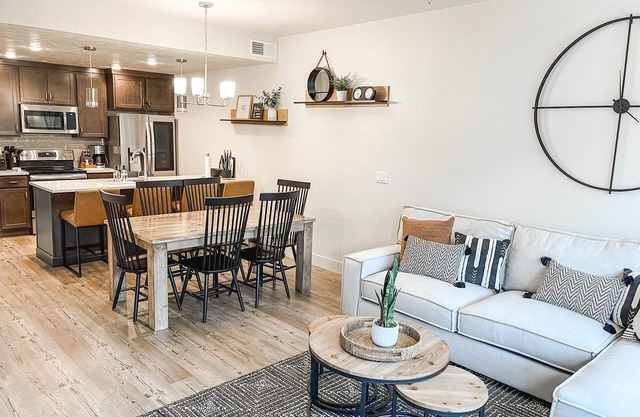 McCall Vacay Getaway - New Townhome - Sleeps 10, 5 Beds and 3 Bathrooms