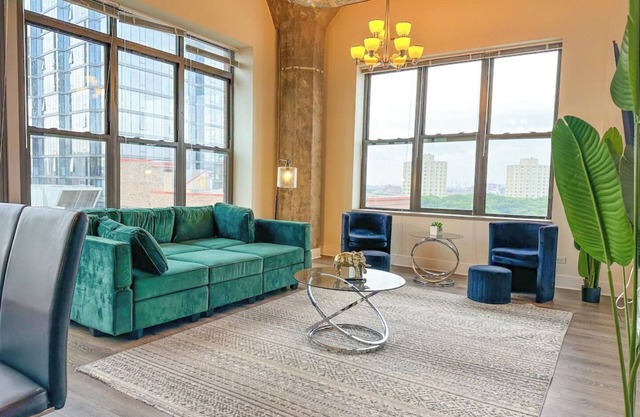 McCormick Place 3b/2b family oasis with optional parking for up to 10 guests