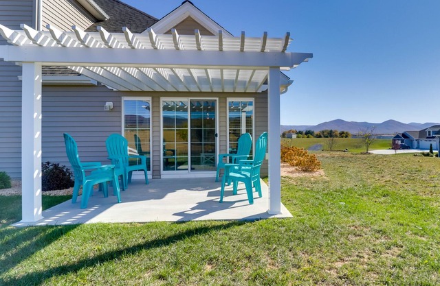 McGaheysville Townhome w/ Mountain Views!