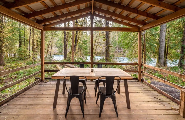 McKenzie River Cozy Cabin Too