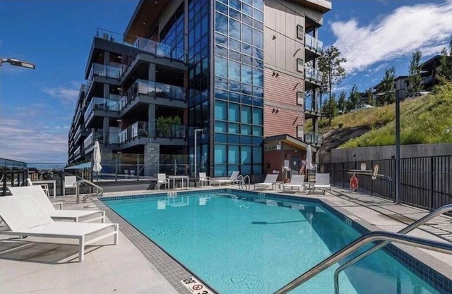 McKinley Beach. Sleeps 4. Lakeview. 1200sq ft.