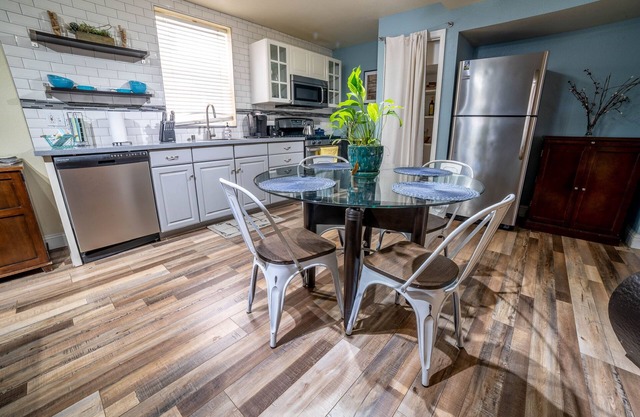 McKinley Spacious Midtown Apartment In A Historic Bungalow *Virtual Tour
