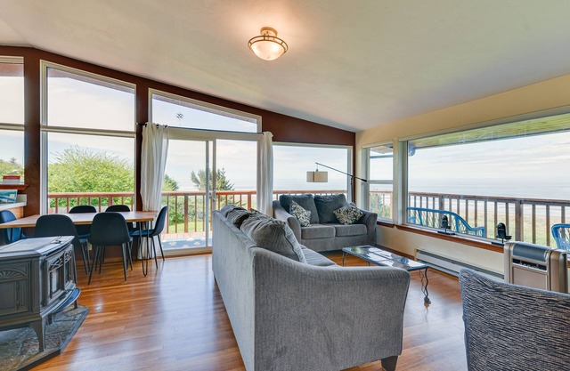 Oceanfront "Clam Beach House" mit Aussicht und Whirlpool!