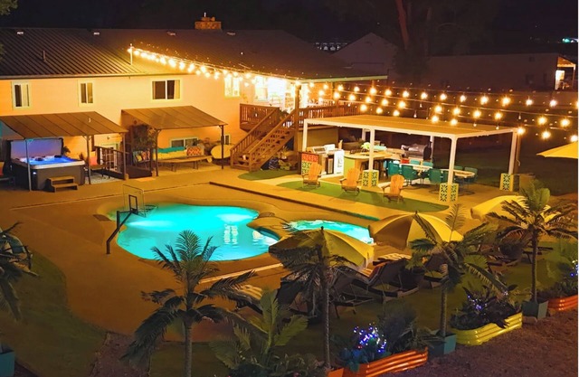 MCM Themed, Sleeps 25, lounge, Swimming pool, pickleball, volleyball and a UFO