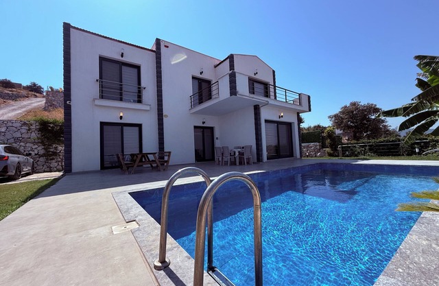 Meşelik Göl Manzaralı Full Müstakil havuzlu villa