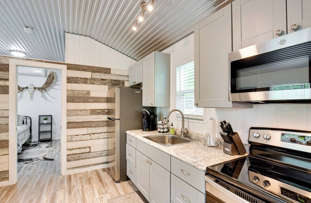 Mead Cabin: 2 Blocks to Willow Springs Marina