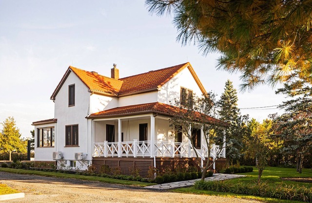 Wiesenhaus mit geodätischer Kuppel und Whirlpool
