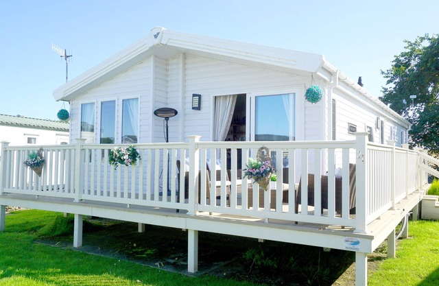 MEADOW LODGE, pet friendly, country holiday cottage in Cayton