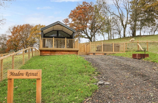 MEADOW RETREAT, character holiday cottage, with hot tub in Rhayader