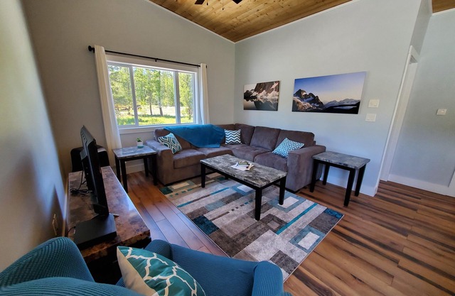 Meadow View Guest House, covered parking and only 10 minutes from ski hill