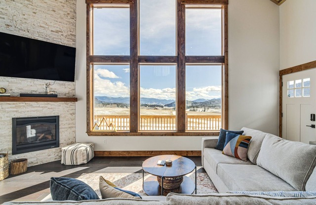 'Meadowlark Mountain Club' w/ Views of the Rockies