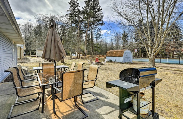 Mears Abode w/ Pool Access, Near Silver Lake!