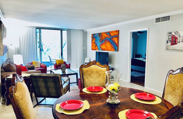 TMC/NRG Chic City 2-bed/2bath condo AC WiFi & washer/dryer Close to everything