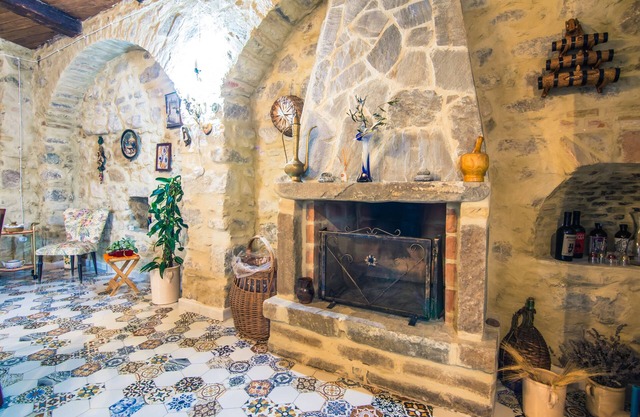 Mittelalterliches Haus in der Nähe einer Burg