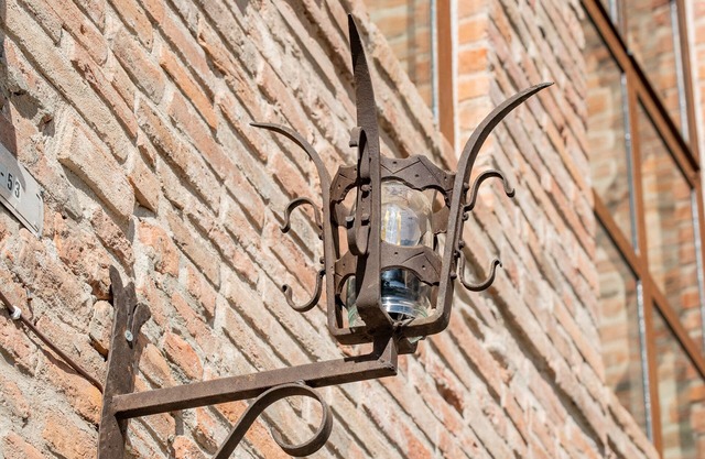 Mittelalterliches Turmhaus neben dem 1200 erbauten Glockenturm der Kathedrale San Martino.