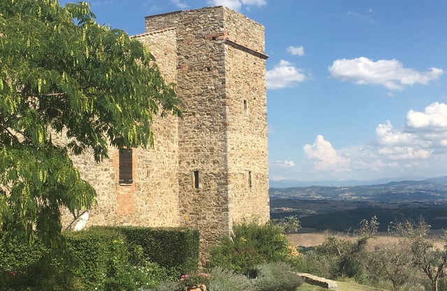 Mittelalterlicher Turm im Dorf MONTELAGELLO PG