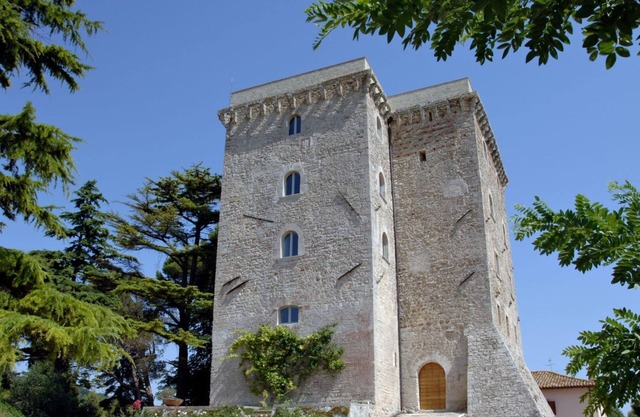 Historischer Turm mit privatem Pool, weitläufigen Gärten und Privatparkplätzen in Umbrien