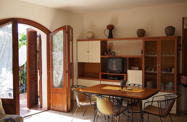Mediterrane, vollausgestattete Ferienwohnung mit zwei Terrassen