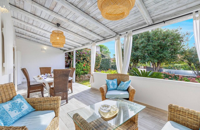 Mediterranes Ferienhaus mit WLAN, A/C, Garten & Terrasse