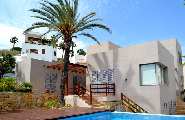 Mediterrane Villa mit Pool und Garten