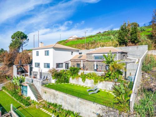 Meerblick - 3-Bett Villa mit Terrassen & Hot-Tub