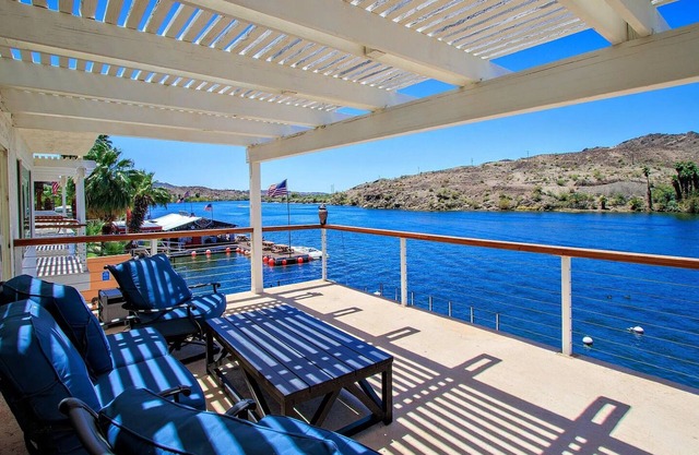 MEGA Dock House on the Strip