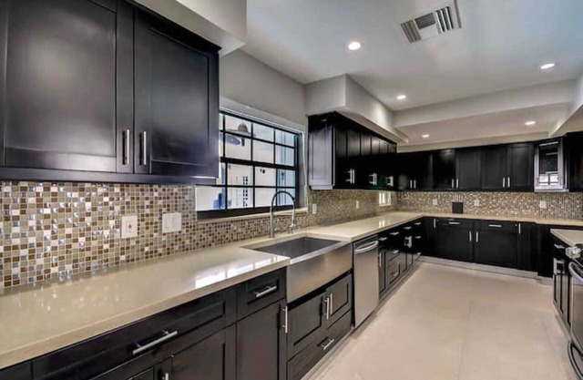 Mega home with Jacuzzi & heated pool GameRoom 10BR in Miami