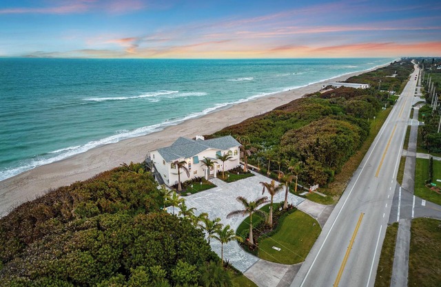 Melbourne Beachfront Oasis - Cocoa Beach Bungalow