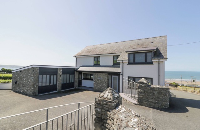 MELIN Y PLAS, pet friendly, luxury holiday cottage in Llanaber