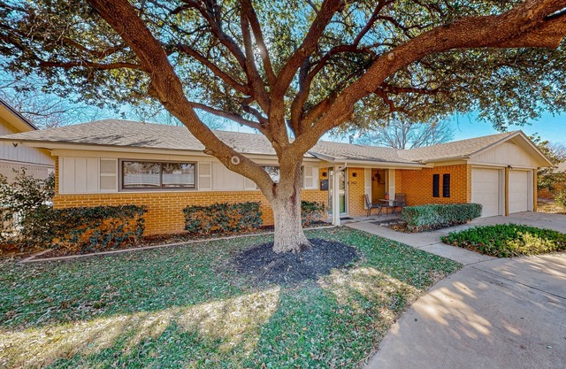 Melonie Park dog-friendly home near Texas Tech with yard, grill, jetted tub, AC
