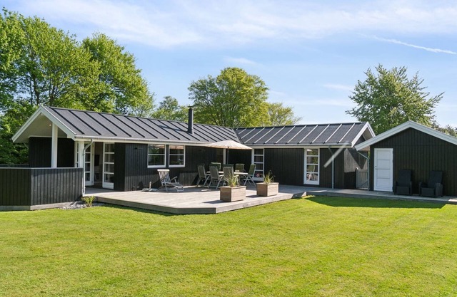 "Melvin" - 700m from the sea by Interhome