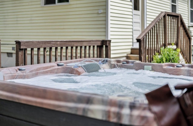 Memphis Manor | Hot Tub | PuttPutt | Sleeps 10!