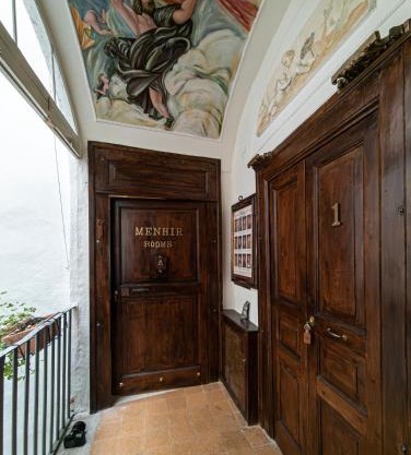 Menhir Rooms