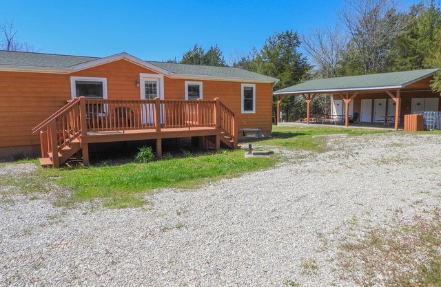 Meramec Hideaway Riverside private vacation home