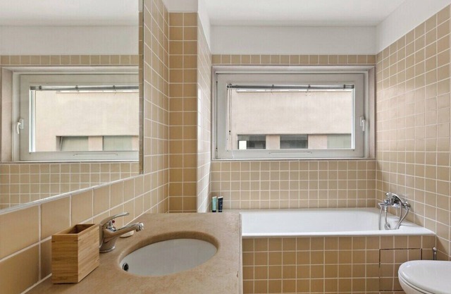Beautiful & Spacious 2-Bed Apartment in Bairro Alto, Sleeps 6
