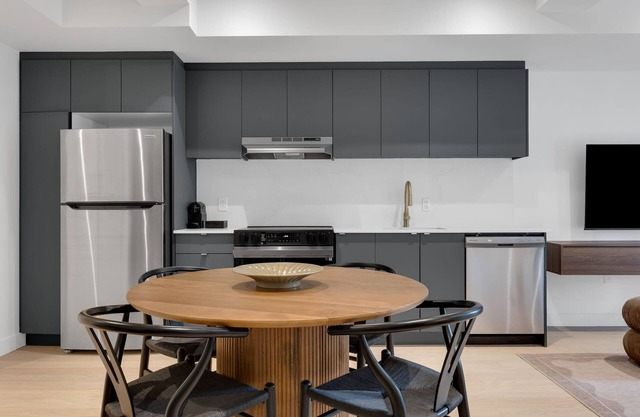 Mercer- 2 Bedrooms 2 Bathrooms+ Free parking