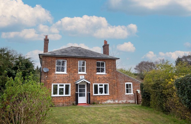 Mere Cottage - sleeps 6 guests in 3 bedrooms