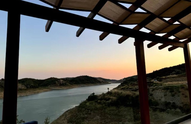 Meria Life Steinhaus mit Seeblick in der Natur