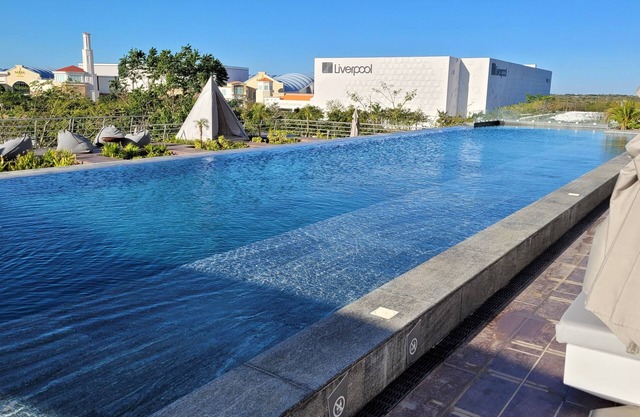 JR PH 1/Bed 1 Bath w/kitchen +POOL & GYM 25min from the BEACH
