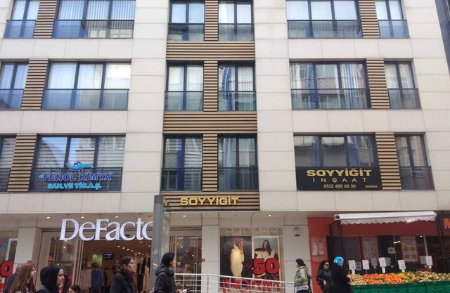 Merkezi konumda çarşının tam üstünde ulaşımı kolay modern daire