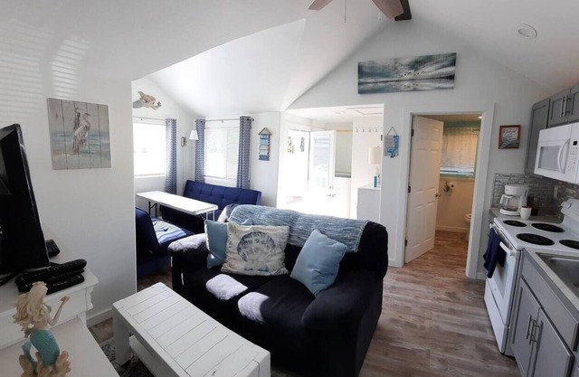 Cheerful 1-bedroom updated beach cottage