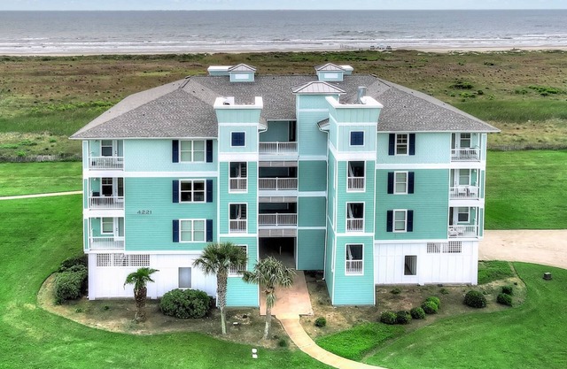 Mermaid Cove -Beach Front - Top Floor -Newly Renovated