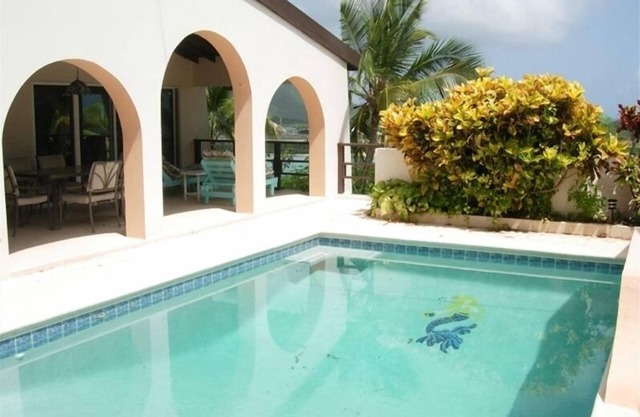 Mermaid Villa: Breezes, einen Pool und einen weißen Sandstrand;