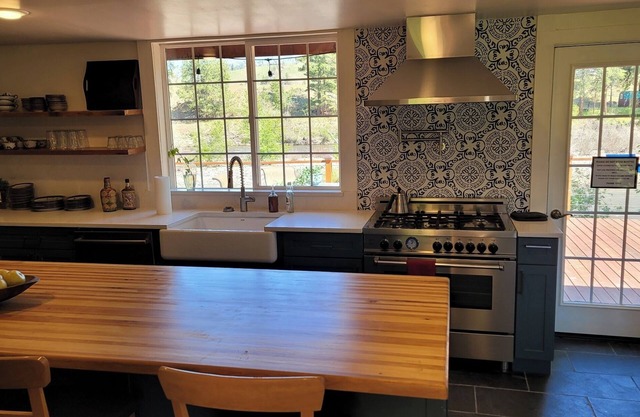 METHOW VALLEY RIVER HOUSE W/84' River Deck Sleeps10 Inside, and Pet friendly.