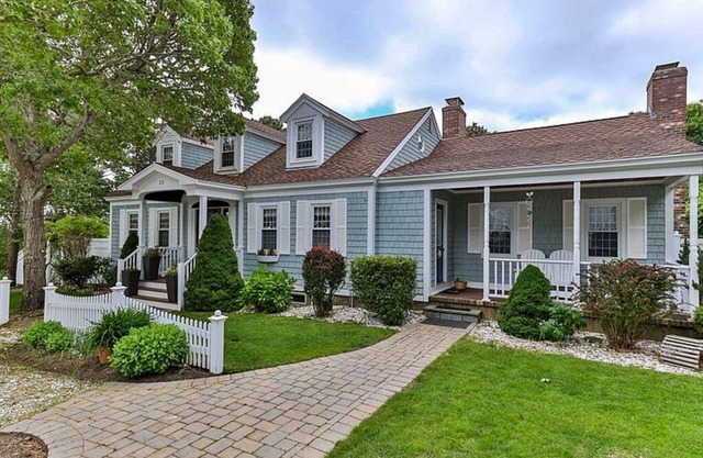 Meticulous 3 bedroom, 3 bath home with beautiful decor