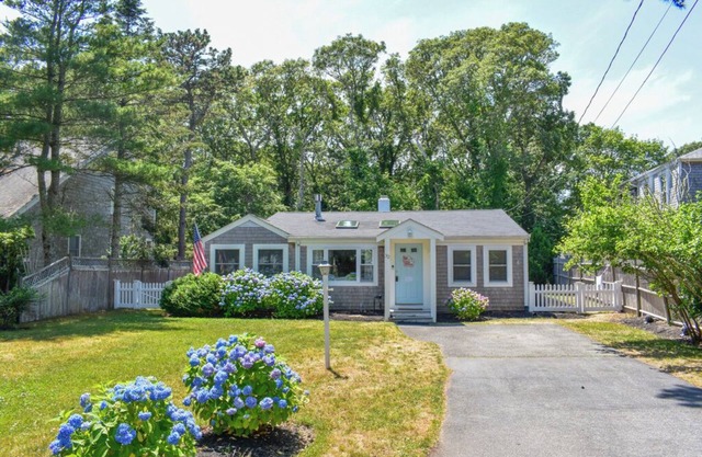 Meticulous 3 bedroom, 1 bath home with beachy décor!