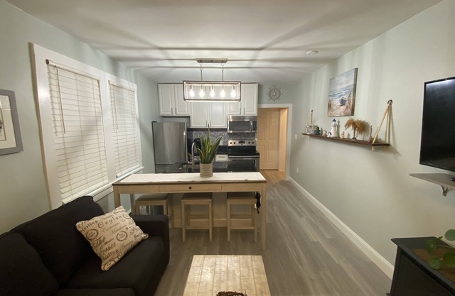 Meticulously clean and very cozy just blocks to the beach!