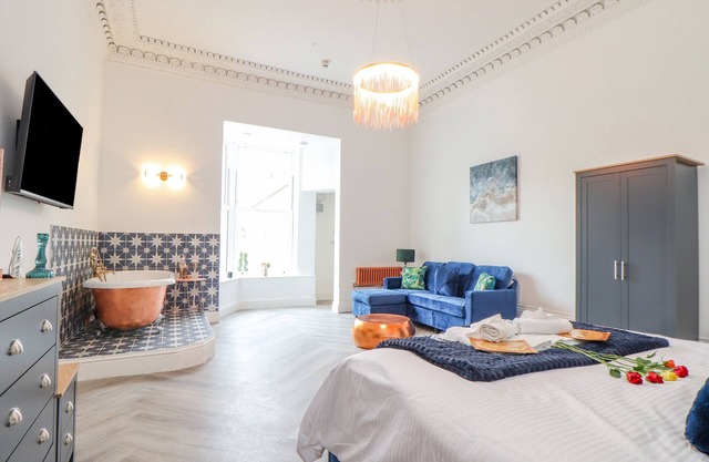 MEWS RETREAT, pet friendly, character holiday cottage in Camborne